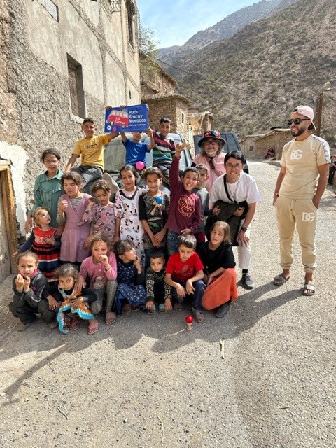 モロッコ大震災支援プロジェクト マグネットを持つ現地の子供とメンバー