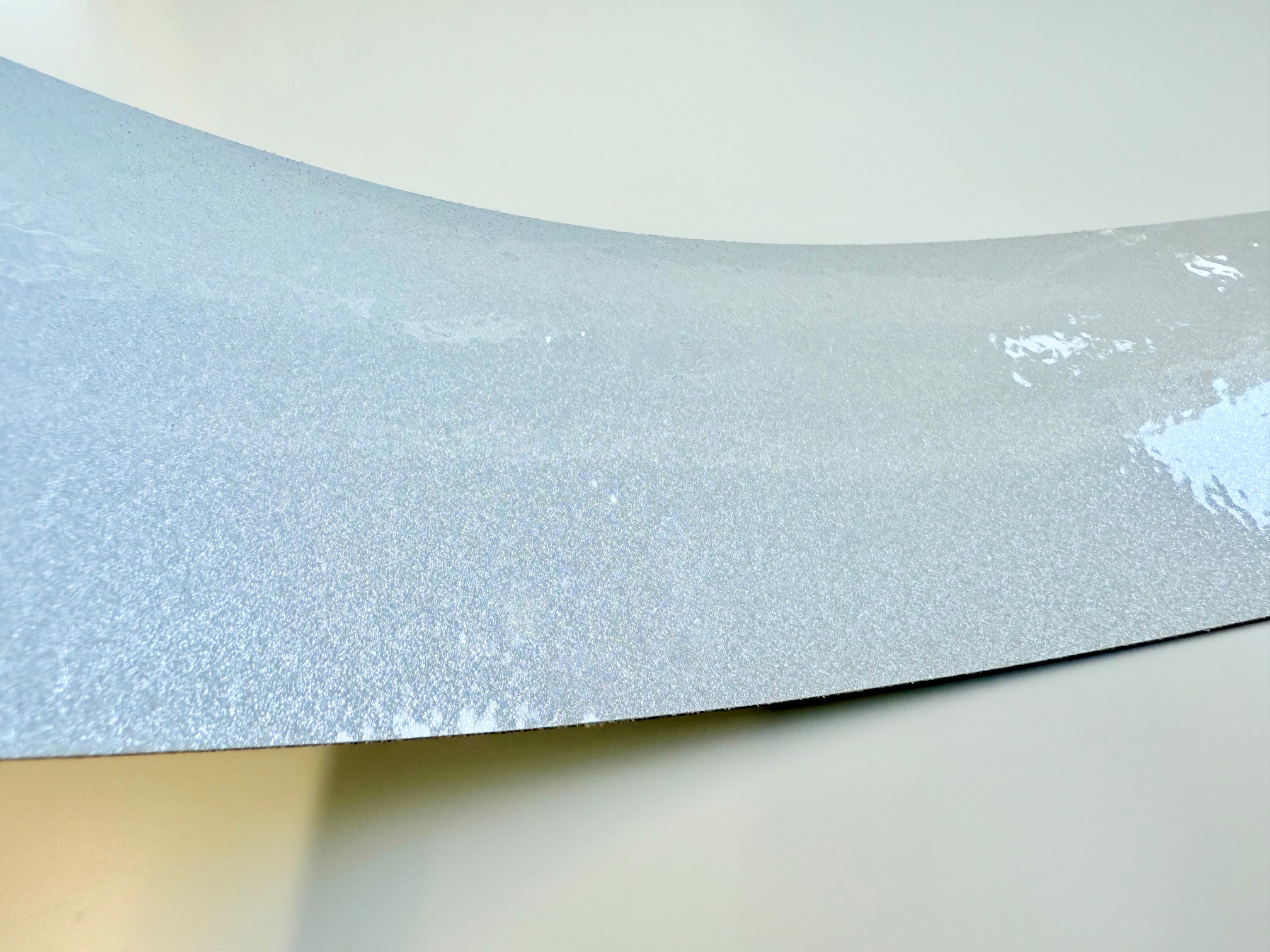 反射材を貼ったマグネットの表面のアップ