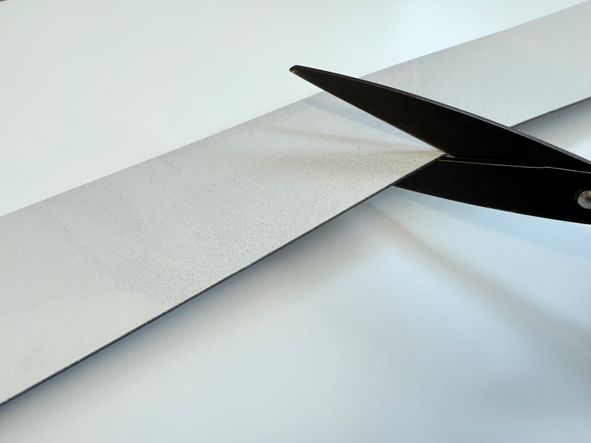 reflectionmagnet-cut 反射材マグネットにはさみの刃を入れている様子